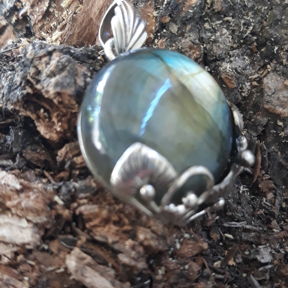 Spectrolite Labradorite Pendant - Picture 8 of 9